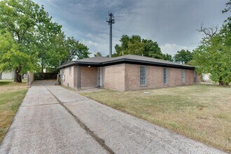2413 Woodgate St in Houston, TX - Building Photo - Building Photo