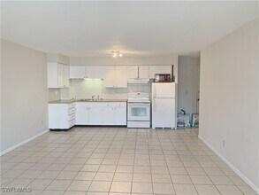 4901 Victoria Dr in Cape Coral, FL - Foto de edificio - Building Photo