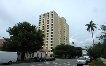 Peterborough Apartments in St. Petersburg, FL - Building Photo - Building Photo