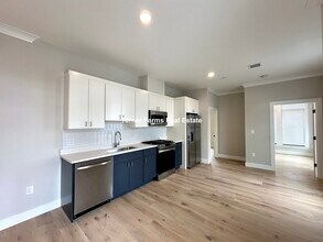 157 Everett St, Unit 303 in Boston, MA - Foto de edificio - Building Photo