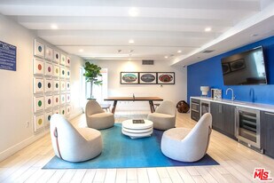 11405 Chandler Blvd in Los Angeles, CA - Building Photo