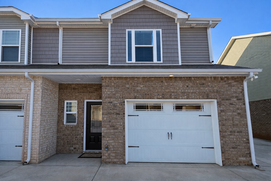 325 Fallow Cir in Clarksville, TN - Building Photo