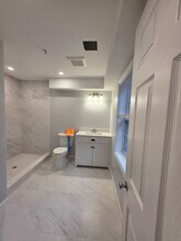 34 Raymond St, Unit 1 in Boston, MA - Foto de edificio - Building Photo