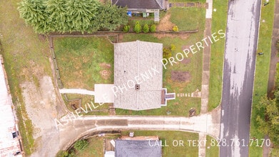 10 Enka Oak St in Candler, NC - Building Photo - Building Photo