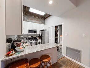 2136 N Clifton Ave, Unit J04P in Chicago, IL - Building Photo - Building Photo