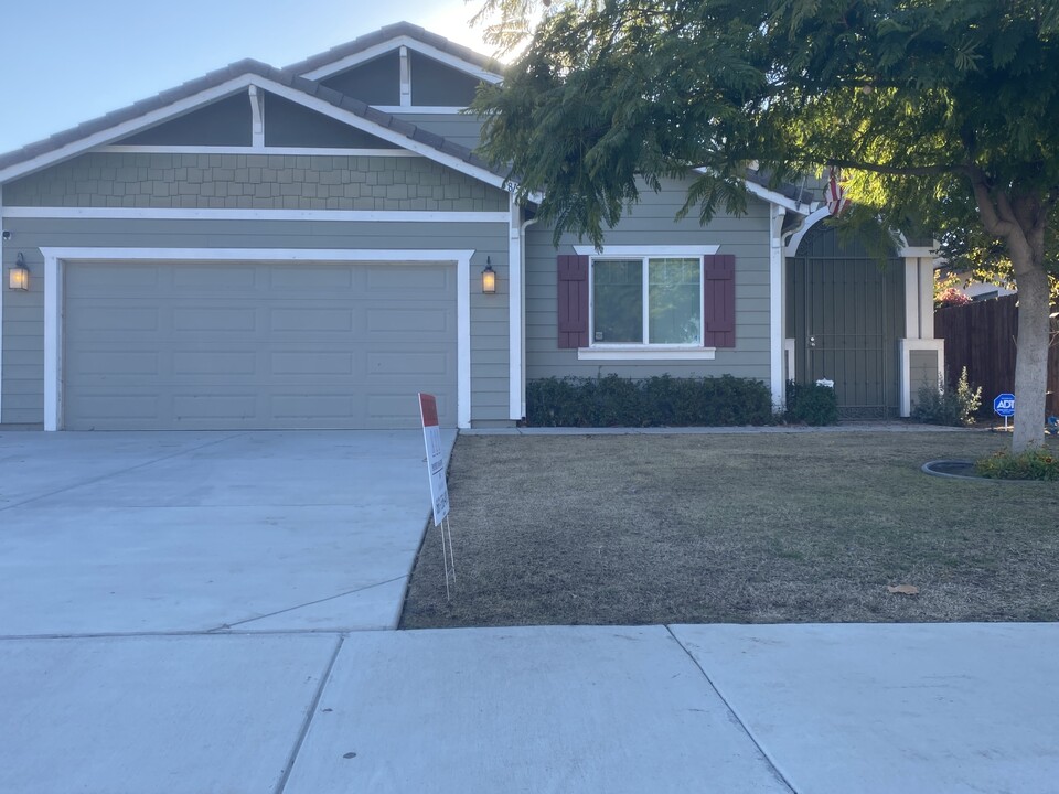 6815 Clearwater Creek Way in Bakersfield, CA - Building Photo