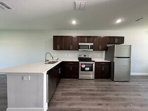 513 Albatross Dr in Poinciana, FL - Building Photo - Building Photo