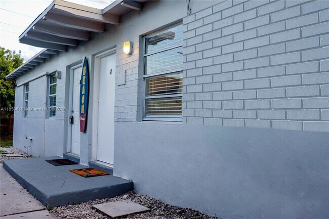 305 Phippen Waiters Rd in Dania Beach, FL - Building Photo - Building Photo