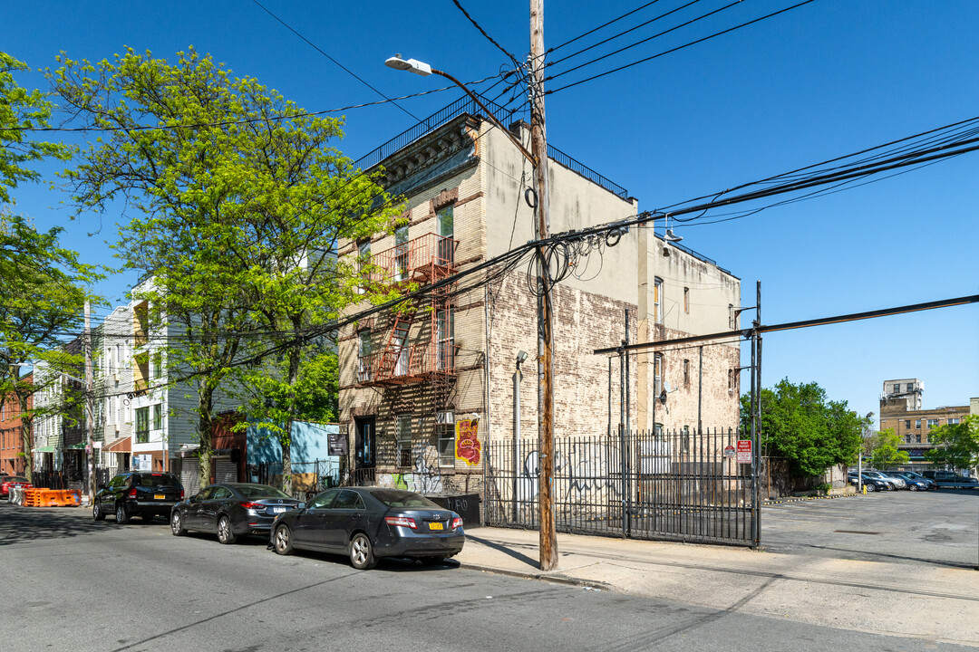 392 Linden St in Brooklyn, NY - Building Photo