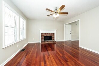 906 Tal Ln in La Vergne, TN - Foto de edificio - Building Photo