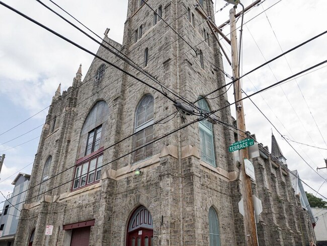 151 Salaignac St