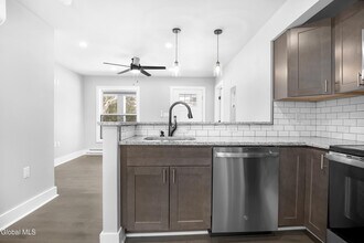 103 E High St in Ballston Spa, NY - Foto de edificio - Building Photo