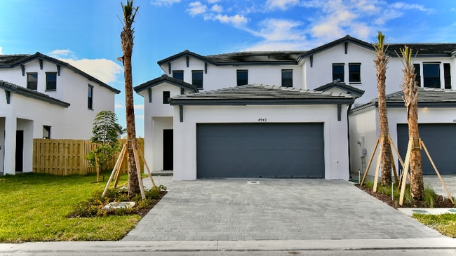 4949 Peacock Wy in Dania Beach, FL - Building Photo - Building Photo