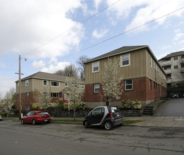 Macleay Park Condominiums in Portland, OR - Building Photo - Building Photo