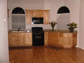7304 Forbes Ave, Unit C in Lake Balboa, CA - Foto de edificio - Building Photo