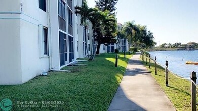 111 Lake Emerald Dr in Oakland Park, FL - Building Photo - Building Photo