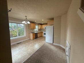 2882 Son-Rise Loop in Hood River, OR - Building Photo - Building Photo
