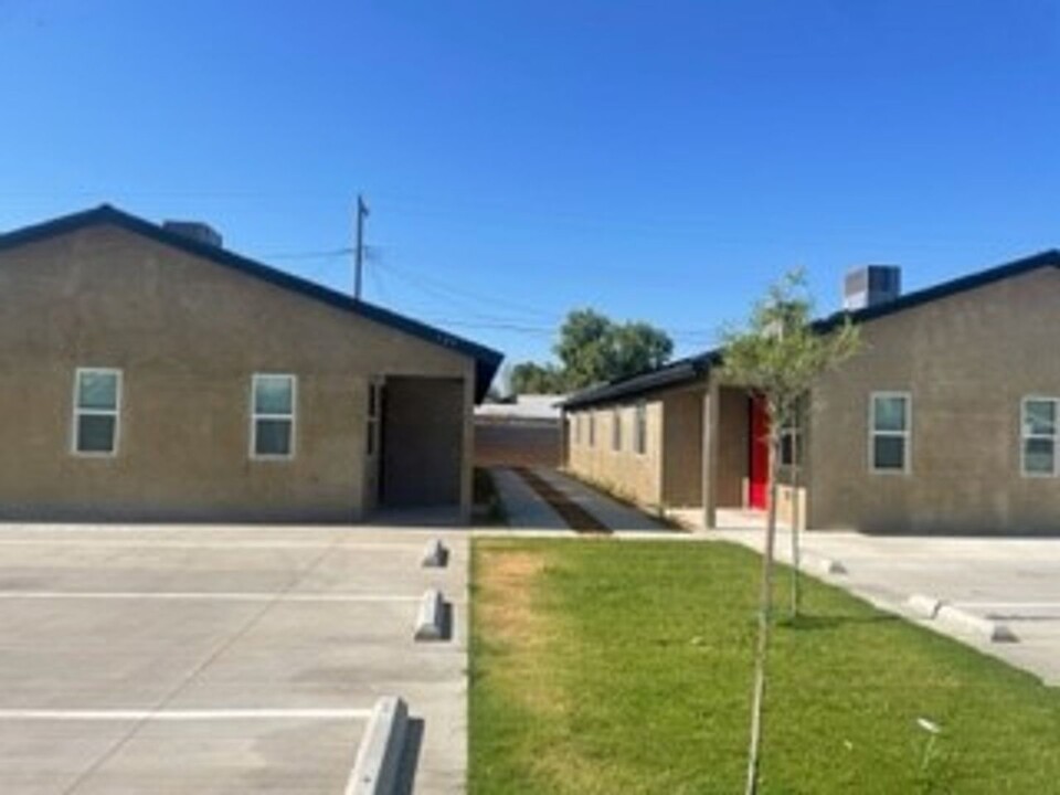 129 E 8th St in Bakersfield, CA - Building Photo