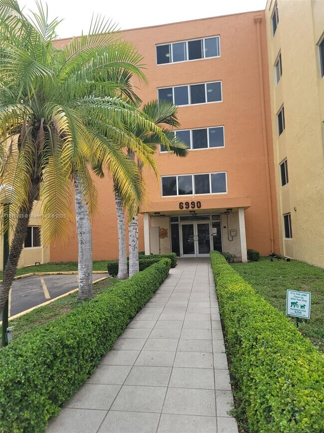 6990 NW 186th St in Hialeah, FL - Building Photo - Building Photo