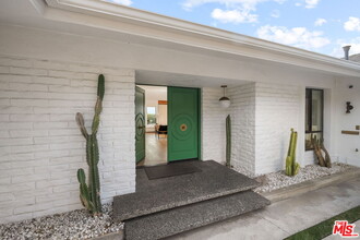 5200 Los Diegos Way in Los Angeles, CA - Foto de edificio - Building Photo
