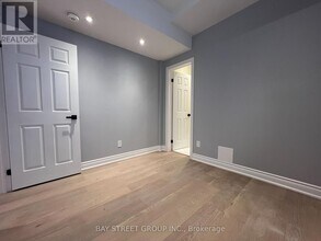 2386 Lake Shore Blvd W in Toronto, ON - Building Photo - Building Photo