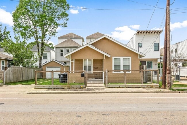 property at 1435 N Durham Dr