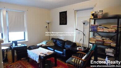 349 Pleasant St in Malden, MA - Foto de edificio - Building Photo