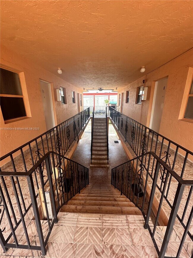 720 W 16th St in Hialeah, FL - Foto de edificio - Building Photo