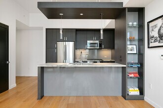 1321 Seneca St, Unit #506 in Seattle, WA - Foto de edificio - Building Photo
