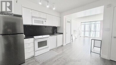 15 Iceboat Terr in Toronto, ON - Building Photo - Building Photo