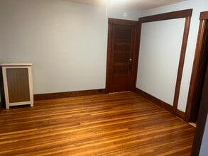 99 Putnam St, Unit Second floor in Bristol, CT - Foto de edificio - Building Photo