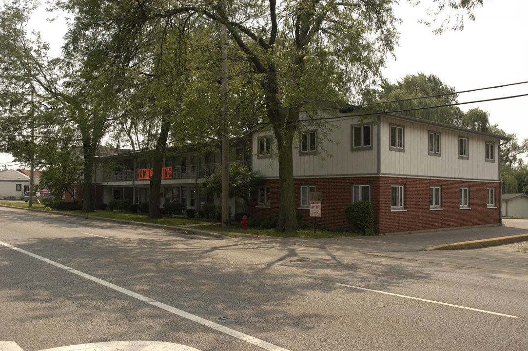 516 S Lake St in Mundelein, IL - Building Photo