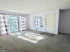 82 Versailles Ct in Hamilton Township, NJ - Building Photo - Building Photo