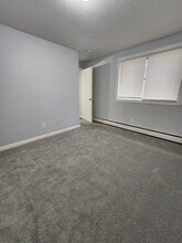 102 Oak St, Unit #1 in Hiawatha, IA - Building Photo - Building Photo