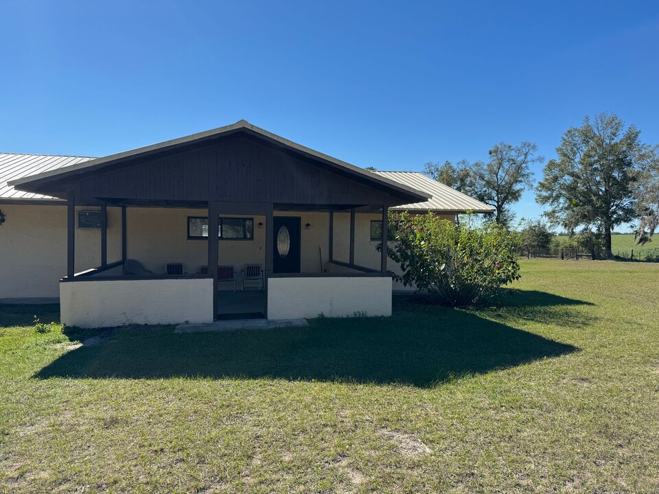 19550 SE 42nd Pl in Morriston, FL - Building Photo