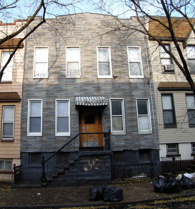 1913 Palmetto St in Flushing, NY - Building Photo