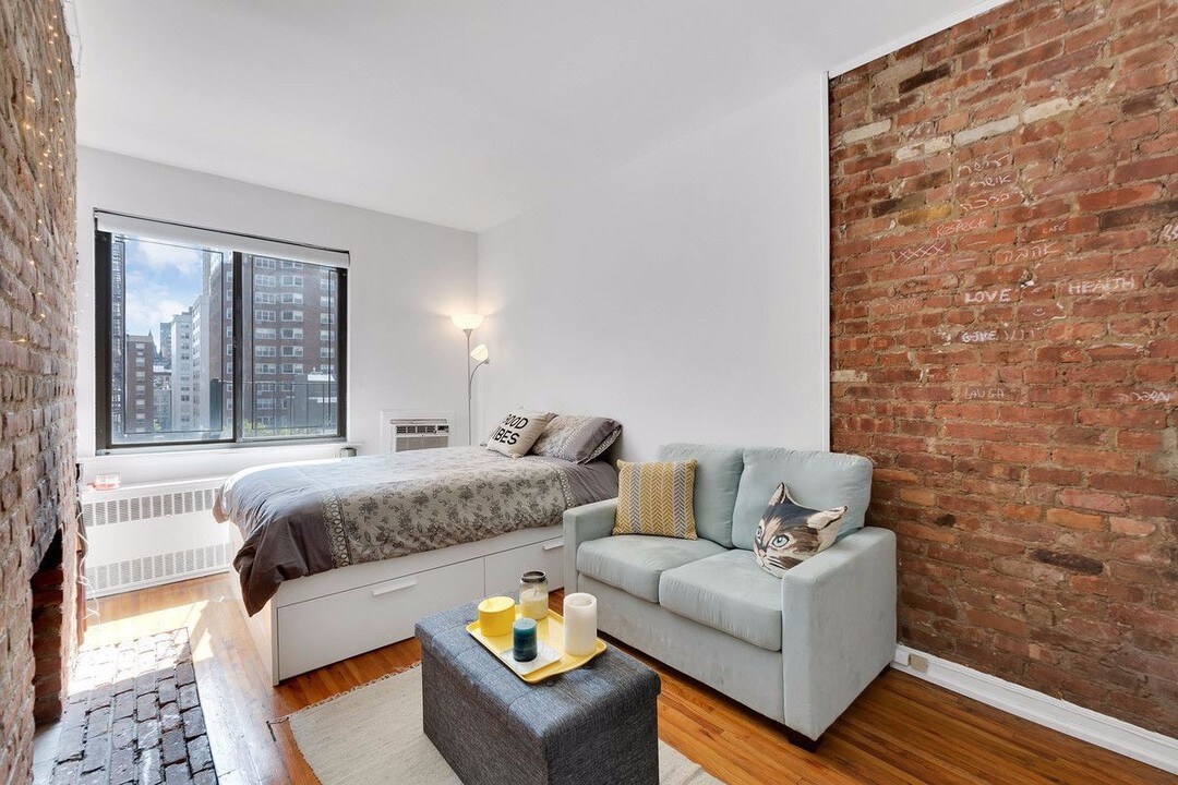 210 E 21st St in New York, NY - Building Photo