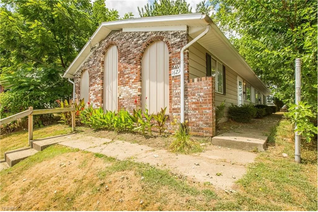 1627 Bedford Ave SW in Canton, OH - Building Photo