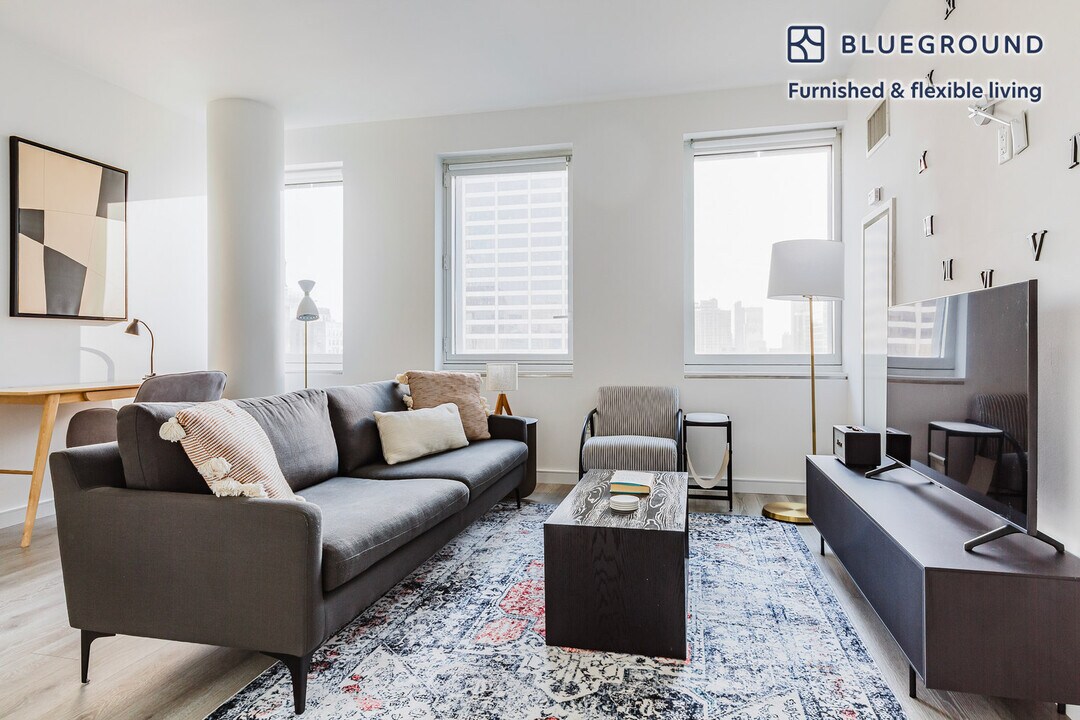 70 W 45th St in New York, NY - Building Photo