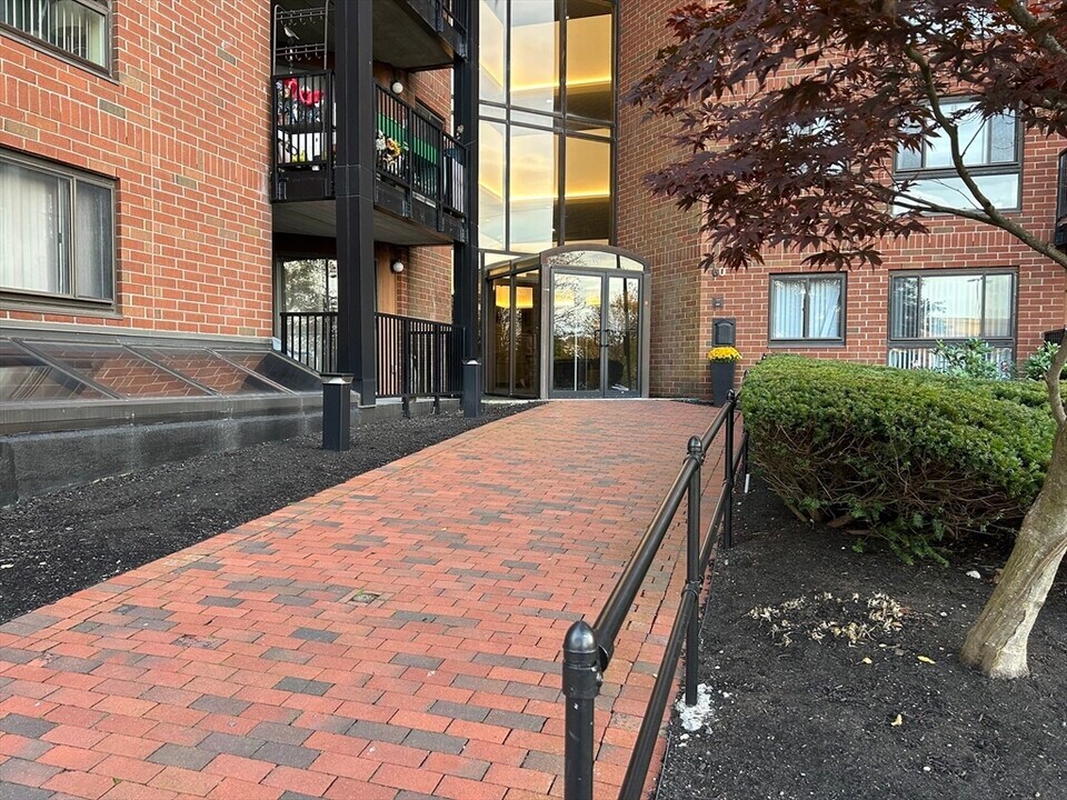 60 Rantoul St in Beverly, MA - Building Photo