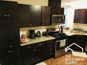 3804 W Diversey Ave, Unit G in Chicago, IL - Foto de edificio - Building Photo