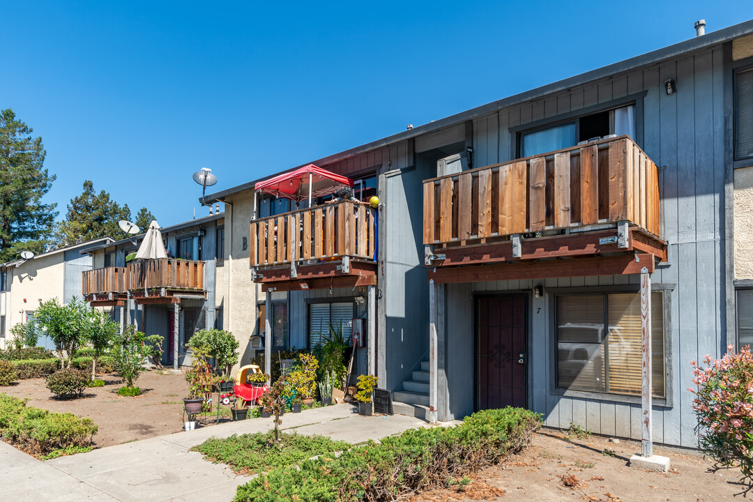 The Flint Court Apartments in Hayward, CA - Building Photo