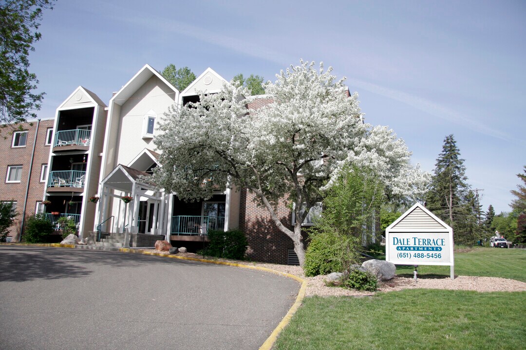 Dale Terrace in Roseville, MN - Foto de edificio