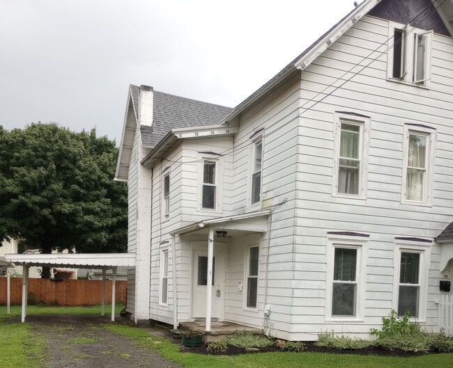 602 N Porter St, Unit Lower in Watkins Glen, NY - Foto de edificio - Building Photo