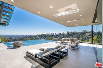 9406 Lloydcrest Dr in Beverly Hills, CA - Building Photo - Building Photo