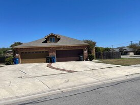 918 Brown Rock Dr in New Braunfels, TX - Building Photo
