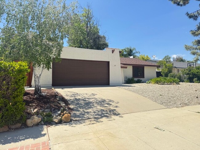 315 N Sabra Ave in Oak Park, CA - Foto de edificio - Building Photo