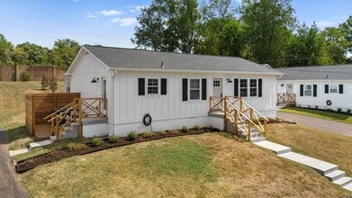 2128 Sharondale Dr in Nashville, TN - Building Photo - Building Photo