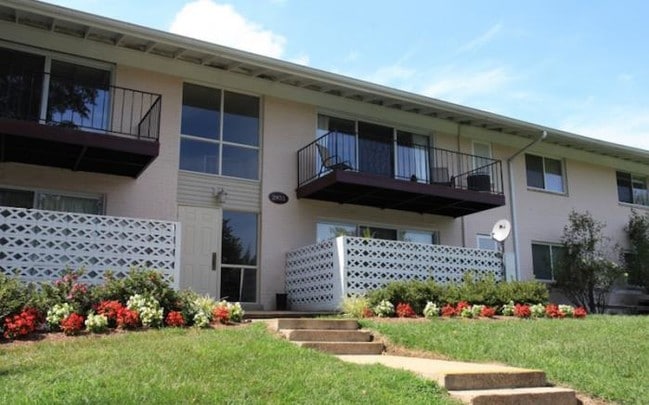 Round Hill Apartments of Chevy Chase in Chevy Chase, MD - Foto de edificio - Building Photo
