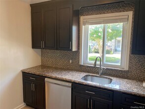 348 Dawson Ln in Jericho, NY - Building Photo - Building Photo